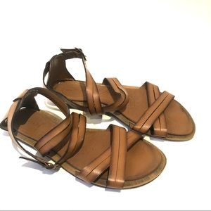 Clarks 9.5 Tan Strappy Buckle Sandals